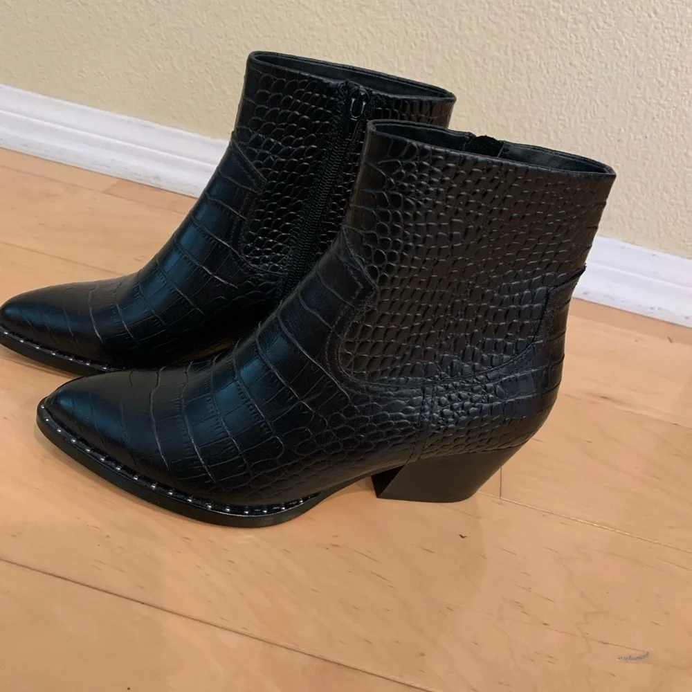 Nordstrom’s brand size 7 all leather upper.  Has embossed leather.  Very stylish